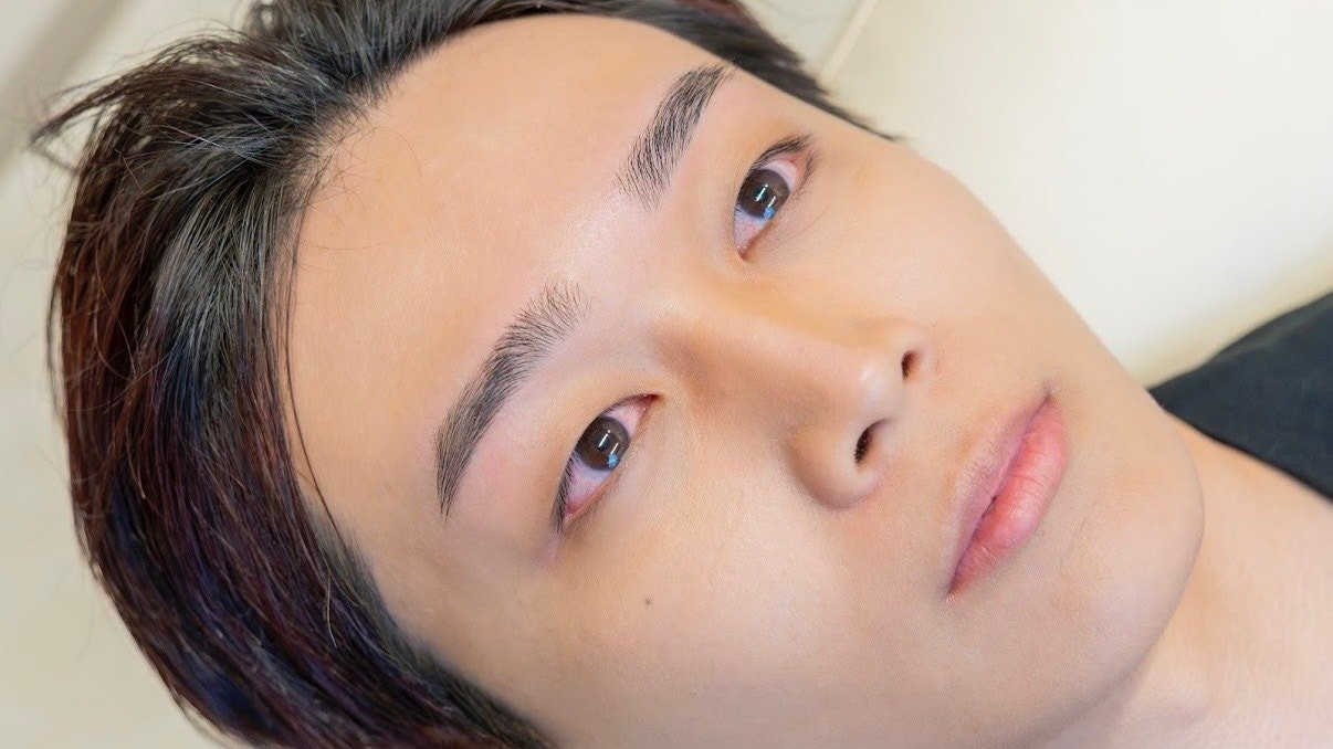 KEGIRAIのメンズ眉毛サロンで施術を受けた男性の眉毛ビフォーアフター比較。整った眉毛によって清潔感と顔全体の印象が大きく向上し、自信あふれる表情へと変化している。