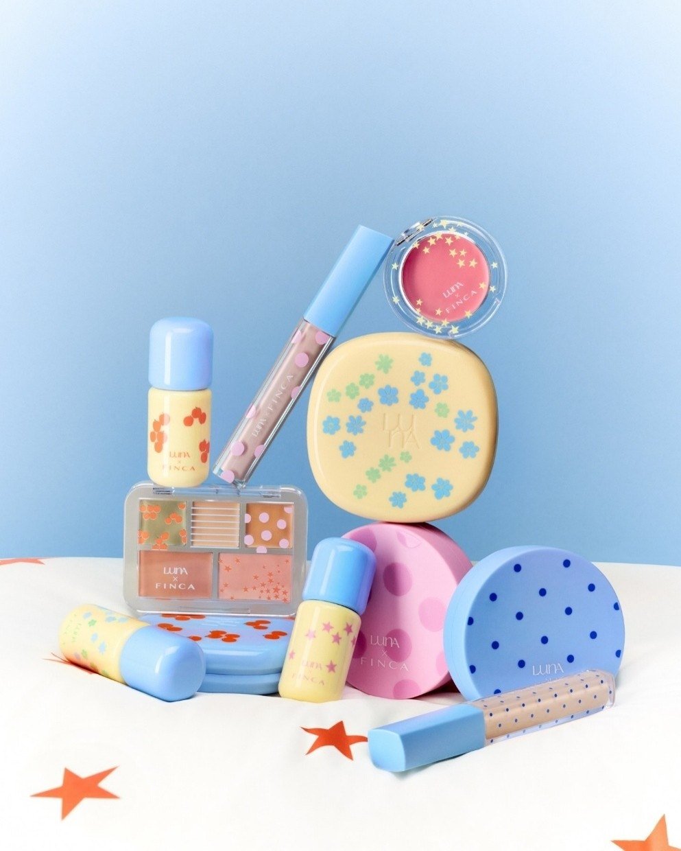 LUNAとFINCAのコラボレーションコレクション「HOMECANCE Edition」のキービジュアル。両ブランドのロゴが並び、限定パッケージに施されたボタニカルモチーフのデザインが融合した特別感あふれるコレクションの全容を映し出している。